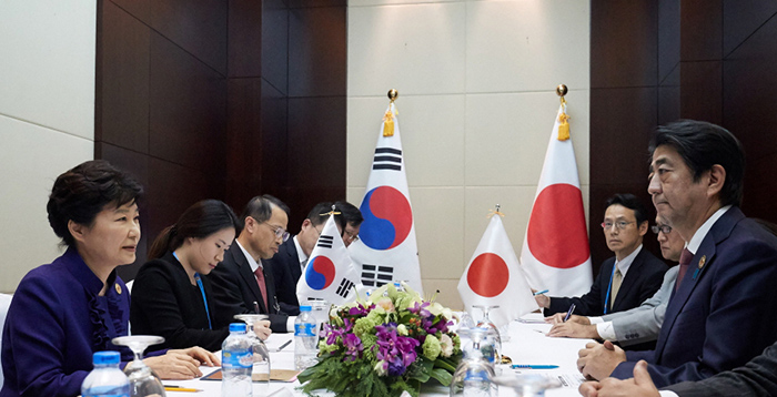 7日,韩国总统朴槿惠与日本首相安倍晋三在老挝万象举行首脑会谈.